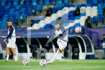 2020-11-03 - Karim Benzema of Real Madrid warms up before the UEFA Champions League, Group Stage, Group B football match between Real Madrid CF and FC Internazionale on November 3, 2020 at Alfredo Di Stefano stadium in Valdebebas near Madrid, Spain - Photo Oscar J Barroso / Spain DPPI / DPPI - REAL MADRID CF VS FC INTERNAZIONALE - UEFA CHAMPIONS LEAGUE - SOCCER
