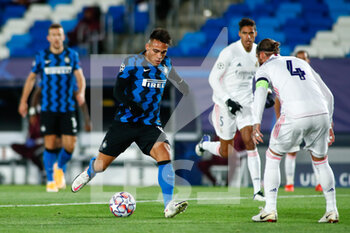 2020-11-03 - Lautaro Martinez of Inter and Sergio Ramos of Real Madrid in action during the UEFA Champions League, Group Stage, Group B football match between Real Madrid CF and FC Internazionale on November 3, 2020 at Alfredo Di Stefano stadium in Valdebebas near Madrid, Spain - Photo Oscar J Barroso / Spain DPPI / DPPI - REAL MADRID CF VS FC INTERNAZIONALE - UEFA CHAMPIONS LEAGUE - SOCCER