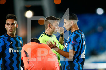 2020-11-03 - Clement Turpin, referee of the match, talks to Achraf Hakimi of Inter during the UEFA Champions League, Group Stage, Group B football match between Real Madrid CF and FC Internazionale on November 3, 2020 at Alfredo Di Stefano stadium in Valdebebas near Madrid, Spain - Photo Oscar J Barroso / Spain DPPI / DPPI - REAL MADRID CF VS FC INTERNAZIONALE - UEFA CHAMPIONS LEAGUE - SOCCER