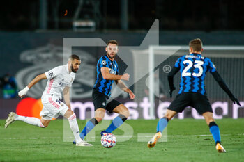 2020-11-03 - Karim Benzema of Real Madrid and Marcelo Brozovic of Inter in action during the UEFA Champions League, Group Stage, Group B football match between Real Madrid CF and FC Internazionale on November 3, 2020 at Alfredo Di Stefano stadium in Valdebebas near Madrid, Spain - Photo Oscar J Barroso / Spain DPPI / DPPI - REAL MADRID CF VS FC INTERNAZIONALE - UEFA CHAMPIONS LEAGUE - SOCCER