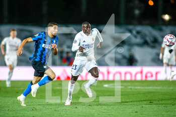 2020-11-03 - Ferland Mendy of Real Madrid and Achraf Hakimi of Inter in action during the UEFA Champions League, Group Stage, Group B football match between Real Madrid CF and FC Internazionale on November 3, 2020 at Alfredo Di Stefano stadium in Valdebebas near Madrid, Spain - Photo Oscar J Barroso / Spain DPPI / DPPI - REAL MADRID CF VS FC INTERNAZIONALE - UEFA CHAMPIONS LEAGUE - SOCCER