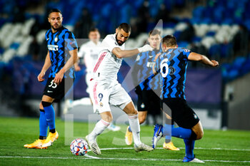 2020-11-03 - Karim Benzema of Real Madrid and Stefan de Vrij of Inter in action during the UEFA Champions League, Group Stage, Group B football match between Real Madrid CF and FC Internazionale on November 3, 2020 at Alfredo Di Stefano stadium in Valdebebas near Madrid, Spain - Photo Oscar J Barroso / Spain DPPI / DPPI - REAL MADRID CF VS FC INTERNAZIONALE - UEFA CHAMPIONS LEAGUE - SOCCER