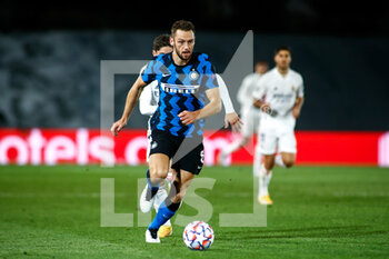 2020-11-03 - Stefan de Vrij of Inter in action during the UEFA Champions League, Group Stage, Group B football match between Real Madrid CF and FC Internazionale on November 3, 2020 at Alfredo Di Stefano stadium in Valdebebas near Madrid, Spain - Photo Oscar J Barroso / Spain DPPI / DPPI - REAL MADRID CF VS FC INTERNAZIONALE - UEFA CHAMPIONS LEAGUE - SOCCER