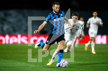 2020-11-03 - Stefan de Vrij of Inter and Federico Valverde of Real Madrid in action during the UEFA Champions League, Group Stage, Group B football match between Real Madrid CF and FC Internazionale on November 3, 2020 at Alfredo Di Stefano stadium in Valdebebas near Madrid, Spain - Photo Oscar J Barroso / Spain DPPI / DPPI - REAL MADRID CF VS FC INTERNAZIONALE - UEFA CHAMPIONS LEAGUE - SOCCER