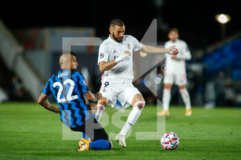 2020-11-03 - Karim Benzema of Real Madrid and Arturo Vidal of Inter in action during the UEFA Champions League, Group Stage, Group B football match between Real Madrid CF and FC Internazionale on November 3, 2020 at Alfredo Di Stefano stadium in Valdebebas near Madrid, Spain - Photo Oscar J Barroso / Spain DPPI / DPPI - REAL MADRID CF VS FC INTERNAZIONALE - UEFA CHAMPIONS LEAGUE - SOCCER