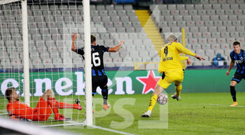 2020-11-04 - Erling Haaland of Borussia Dortmund scores the 0-2 goal during the UEFA Champions League, Group Stage, Group F football match between Club Brugge and Borussia Dortmund on November 4, 2020 at Jan Breydel Stadion in Brugge, Belgium - Photo Sebastian El-Saqqa / firo Sportphoto / DPPI - CLUB BRUGGE VS BORUSSIA DORTMUND - UEFA CHAMPIONS LEAGUE - SOCCER