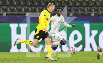 2020-11-24 - Erling Haaland of Borussia Dortmund and Clinton Mata of Club Brugge during the UEFA Champions League, Group F football match between Borussia Dortmund and Club Brugge on November 24, 2020 at Signal Iduna Park in Dortmund, Germany - Photo Ralf Ibing / firo Sportphoto / DPPI - BORUSSIA DORTMUND VS CLUB BRUGGE - UEFA CHAMPIONS LEAGUE - SOCCER
