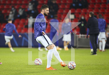 2020-11-24 - Olivier Giroud of Chelsea warms up during the UEFA Champions League, Group E football match between Stade Rennais and Chelsea on November 24, 2020 at Roazhon Park in Rennes, France - Photo Jean Catuffe / DPPI - STADE RENNAIS VS CHELSEA - UEFA CHAMPIONS LEAGUE - SOCCER