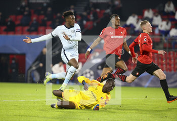 2020-11-24 - Callum Hudson-Odoi of Chelsea scores his goal despite goalkeeper of Stade Rennais Alfred Gomis during the UEFA Champions League, Group E football match between Stade Rennais and Chelsea on November 24, 2020 at Roazhon Park in Rennes, France - Photo Jean Catuffe / DPPI - STADE RENNAIS VS CHELSEA - UEFA CHAMPIONS LEAGUE - SOCCER