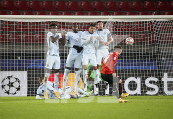 2020-11-24 - Benjamin Bourigeaud of Stade Rennais shoots a free kick during the UEFA Champions League, Group E football match between Stade Rennais and Chelsea on November 24, 2020 at Roazhon Park in Rennes, France - Photo Jean Catuffe / DPPI - STADE RENNAIS VS CHELSEA - UEFA CHAMPIONS LEAGUE - SOCCER