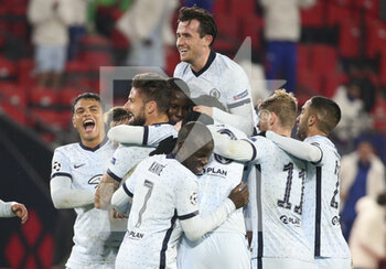 2020-11-24 - Olivier Giroud of Chelsea celebrates his goal with Thiago Silva, Ben Chilwell and teammates during the UEFA Champions League, Group E football match between Stade Rennais and Chelsea on November 24, 2020 at Roazhon Park in Rennes, France - Photo Jean Catuffe / DPPI - STADE RENNAIS VS CHELSEA - UEFA CHAMPIONS LEAGUE - SOCCER