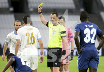 2020-11-25 - Referee Andreas Ekberg of Sweden gives a yellow card to Florian Thauvin of Marseille during the UEFA Champions League, Group C football match between Olympique de Marseille and FC Porto on November 25, 2020 at Orange Velodrome stadium in Marseille, France - Photo Jean Catuffe / DPPI - OLYMPIQUE DE MARSEILLE VS FC PORTO - UEFA CHAMPIONS LEAGUE - SOCCER