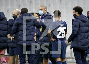 2020-11-25 - Pepe of Porto, wearing a mask and wasn't playing congratulates his teammates following the UEFA Champions League, Group C football match between Olympique de Marseille and FC Porto on November 25, 2020 at Orange Velodrome stadium in Marseille, France - Photo Jean Catuffe / DPPI - OLYMPIQUE DE MARSEILLE VS FC PORTO - UEFA CHAMPIONS LEAGUE - SOCCER