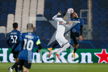 2020-12-01 - Cristian Romero (Atalanta) and Sory Kaba (FC Midtjylland) contrast - ATALANTA CALCIO VS FC MIDTJYLLAND - UEFA CHAMPIONS LEAGUE - SOCCER