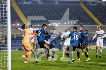 2020-12-01 - Atalanta defenders deflect the ball after a corner kick - ATALANTA CALCIO VS FC MIDTJYLLAND - UEFA CHAMPIONS LEAGUE - SOCCER