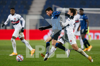 2020-12-01 - Matteo Pessina (Atalanta) and Mikael Anderson (FC Midtjylland) tackle - ATALANTA CALCIO VS FC MIDTJYLLAND - UEFA CHAMPIONS LEAGUE - SOCCER