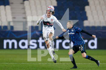 2020-12-01 - Alexander Scholz (FC Midtjylland) and Josip Ilicic (Atalanta) contrast - ATALANTA CALCIO VS FC MIDTJYLLAND - UEFA CHAMPIONS LEAGUE - SOCCER
