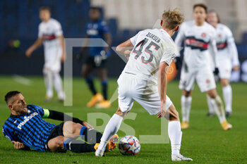 2020-12-01 - Gustav Isaksen (FC Midtjylland) and Rafael Toloi (Atalanta) tackle - ATALANTA CALCIO VS FC MIDTJYLLAND - UEFA CHAMPIONS LEAGUE - SOCCER