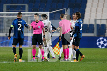 2020-12-01 - Players of both teams greet the officials after the end of the game - ATALANTA CALCIO VS FC MIDTJYLLAND - UEFA CHAMPIONS LEAGUE - SOCCER