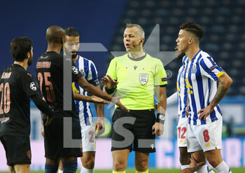 2020-12-01 - Referee Bjorn Kuipers during the UEFA Champions League, Group C football match between FC Porto and Manchester City on December 1, 2020 at Estadio do Dragao in Porto, Portugal - Photo Nuno Guimaraes / ProSportsImages / DPPI - FC PORTO VS MANCHESTER CITY - UEFA CHAMPIONS LEAGUE - SOCCER