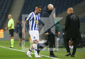 2020-12-01 - Jesus Corona (Tecatito) of Porto leaves the pitch injured during the UEFA Champions League, Group C football match between FC Porto and Manchester City on December 1, 2020 at Estadio do Dragao in Porto, Portugal - Photo Nuno Guimaraes / ProSportsImages / DPPI - FC PORTO VS MANCHESTER CITY - UEFA CHAMPIONS LEAGUE - SOCCER