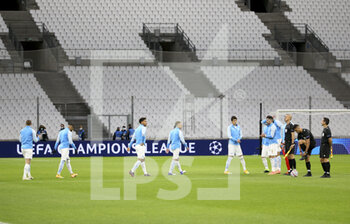 2020-12-01 - Players of Marseille enter the pitch before the UEFA Champions League, Group C football match between Olympique de Marseille (OM) and Olympiacos FC (Olympiakos) on December 1, 2020 at Stade Velodrome in Marseille, France - Photo Jean Catuffe / DPPI - OLYMPIQUE DE MARSEILLE VS OLYMPIACOS FC - UEFA CHAMPIONS LEAGUE - SOCCER