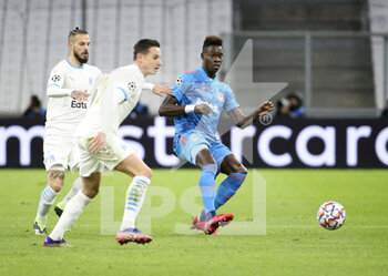 2020-12-01 - Pape Abou Cisse of Olympiacos, Florian Thauvin of Marseille (left) during the UEFA Champions League, Group C football match between Olympique de Marseille (OM) and Olympiacos FC (Olympiakos) on December 1, 2020 at Stade Velodrome in Marseille, France - Photo Jean Catuffe / DPPI - OLYMPIQUE DE MARSEILLE VS OLYMPIACOS FC - UEFA CHAMPIONS LEAGUE - SOCCER