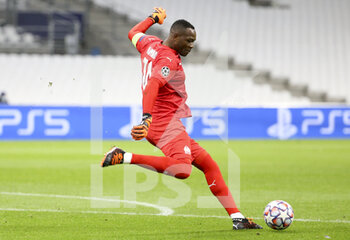 2020-12-01 - Goalkeeper of Marseille Steve Mandanda during the UEFA Champions League, Group C football match between Olympique de Marseille (OM) and Olympiacos FC (Olympiakos) on December 1, 2020 at Stade Velodrome in Marseille, France - Photo Jean Catuffe / DPPI - OLYMPIQUE DE MARSEILLE VS OLYMPIACOS FC - UEFA CHAMPIONS LEAGUE - SOCCER