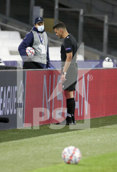 2020-12-01 - Referee Jesus Gil Manzano of Spain looks at the VAR (video assistance) on the sideline during the UEFA Champions League, Group C football match between Olympique de Marseille (OM) and Olympiacos FC (Olympiakos) on December 1, 2020 at Stade Velodrome in Marseille, France - Photo Jean Catuffe / DPPI - OLYMPIQUE DE MARSEILLE VS OLYMPIACOS FC - UEFA CHAMPIONS LEAGUE - SOCCER