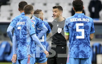 2020-12-01 - Players of Olympiacos argue with referee Jesus Gil Manzano of Spain after he allowed a penalty after consulting the VAR (video assistance) during the UEFA Champions League, Group C football match between Olympique de Marseille (OM) and Olympiacos FC (Olympiakos) on December 1, 2020 at Stade Velodrome in Marseille, France - Photo Jean Catuffe / DPPI - OLYMPIQUE DE MARSEILLE VS OLYMPIACOS FC - UEFA CHAMPIONS LEAGUE - SOCCER