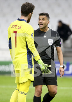 2020-12-01 - Goalkeeper of Olympiacos Jose Sa argues with referee Jesus Gil Manzano of Spain after he allowed a penalty after consulting the VAR (video assistance) during the UEFA Champions League, Group C football match between Olympique de Marseille (OM) and Olympiacos FC (Olympiakos) on December 1, 2020 at Stade Velodrome in Marseille, France - Photo Jean Catuffe / DPPI - OLYMPIQUE DE MARSEILLE VS OLYMPIACOS FC - UEFA CHAMPIONS LEAGUE - SOCCER