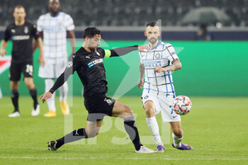 2020-12-01 - Lars Stindl of Monchengladbach and Marcelo Brozovic of Inter during the UEFA Champions League, Group B football match between VfL Borussia Monchengladbach and FC Internazionale on December 1, 2020 at Borussia Park in Monchengladbach, Germany - Photo Jurgen Fromme / firo Sportphoto / DPPI - VFL BORUSSIA MONCHENGLADBACH VS FC INTERNAZIONALE - UEFA CHAMPIONS LEAGUE - SOCCER