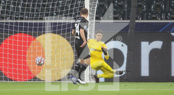 2020-12-01 - Matteo Darmian (not in the picture) of Inter scores the 0-1 goal against Yann Sommer of Monchengladbach during the UEFA Champions League, Group B football match between VfL Borussia Monchengladbach and FC Internazionale on December 1, 2020 at Borussia Park in Monchengladbach, Germany - Photo Jurgen Fromme / firo Sportphoto / DPPI - VFL BORUSSIA MONCHENGLADBACH VS FC INTERNAZIONALE - UEFA CHAMPIONS LEAGUE - SOCCER