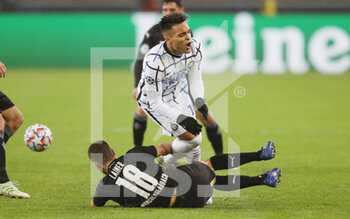 2020-12-01 - Lautaro Martinez of Inter is fouled by Stefan Lainer of Monchengladbach during the UEFA Champions League, Group B football match between VfL Borussia Monchengladbach and FC Internazionale on December 1, 2020 at Borussia Park in Monchengladbach, Germany - Photo Jurgen Fromme / firo Sportphoto / DPPI - VFL BORUSSIA MONCHENGLADBACH VS FC INTERNAZIONALE - UEFA CHAMPIONS LEAGUE - SOCCER