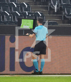 2020-12-01 - The referee checks the VAR during the UEFA Champions League, Group B football match between VfL Borussia Monchengladbach and FC Internazionale on December 1, 2020 at Borussia Park in Monchengladbach, Germany - Photo Jurgen Fromme / firo Sportphoto / DPPI - VFL BORUSSIA MONCHENGLADBACH VS FC INTERNAZIONALE - UEFA CHAMPIONS LEAGUE - SOCCER