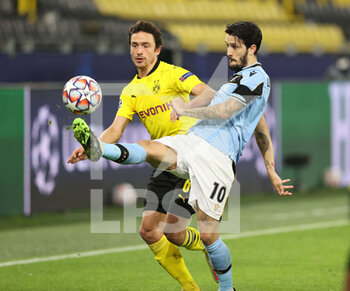 2020-12-02 - Luis Alberto of Lazio and Thomas Delaney of Borussia Dortmund during the UEFA Champions League, Group F football match between Borussia Dortmund and SS Lazio on December 2, 2020 at Signal Iduna Park in Dortmund, Germany - Photo Jurgen Fromme / firo Sportphoto / DPPI - BORUSSIA DORTMUND VS SS LAZIO - UEFA CHAMPIONS LEAGUE - SOCCER