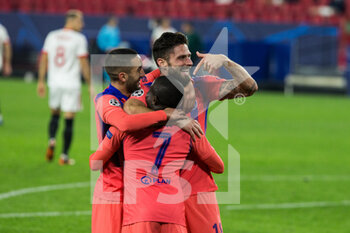 2020-12-02 - Olivier Giroud of Chelsea celebrates after scoring with Hakim Ziyech, N'Golo Kante during the UEFA Champions League, Group E football match between Sevilla FC and Chelsea FC on December 2, 2020 at Ramon Sanchez Pizjuan Stadium in Sevilla, Spain - Photo Joaquin Corchero / Spain DPPI / DPPI - SEVILLA FC VS CHELSEA FC - UEFA CHAMPIONS LEAGUE - SOCCER