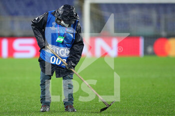 2020-12-08 - Gardener at work before the UEFA Champions League, Group F football match between SS Lazio and Club Brugge KV on December 8, 2020 at Stadio Olimpico in Rome, Italy - Photo Federico Proietti / DPPI - SS LAZIO VS CLUB BRUGGE KV - UEFA CHAMPIONS LEAGUE - SOCCER