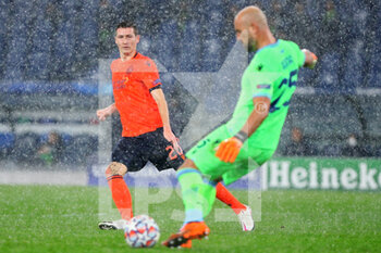 2020-12-08 - Hans Vanaken of Club Brugge looks at Lazio goalkeeper Pepe Reina during the UEFA Champions League, Group F football match between SS Lazio and Club Brugge KV on December 8, 2020 at Stadio Olimpico in Rome, Italy - Photo Federico Proietti / DPPI - SS LAZIO VS CLUB BRUGGE KV - UEFA CHAMPIONS LEAGUE - SOCCER