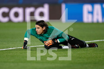 2020-12-09 - Yann Sommer of Monchengladbach warms up before the UEFA Champions League, Group B football match between Real Madrid and Borussia Monchengladbach on december 9, 2020 at Ciudad Deportiva Real Madrid in Valdebebas, Madrid, Spain - Photo Oscar J Barroso / Spain DPPI / DPPI - REAL MADRID VS BORUSSIA MONCHENGLADBACH - UEFA CHAMPIONS LEAGUE - SOCCER
