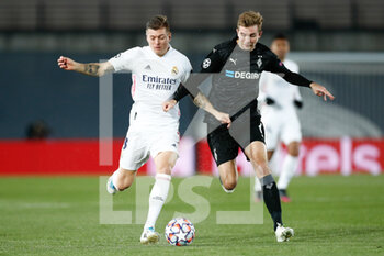 2020-12-09 - Toni Kroos of Real Madrid and Christoph Kramer of Monchengladbach in action during the UEFA Champions League, Group B football match between Real Madrid and Borussia Monchengladbach on december 9, 2020 at Ciudad Deportiva Real Madrid in Valdebebas, Madrid, Spain - Photo Oscar J Barroso / Spain DPPI / DPPI - REAL MADRID VS BORUSSIA MONCHENGLADBACH - UEFA CHAMPIONS LEAGUE - SOCCER