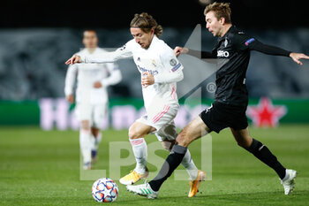 2020-12-09 - Luka Modric of Real Madrid and Christoph Kramer of Monchengladbach in action during the UEFA Champions League, Group B football match between Real Madrid and Borussia Monchengladbach on december 9, 2020 at Ciudad Deportiva Real Madrid in Valdebebas, Madrid, Spain - Photo Oscar J Barroso / Spain DPPI / DPPI - REAL MADRID VS BORUSSIA MONCHENGLADBACH - UEFA CHAMPIONS LEAGUE - SOCCER