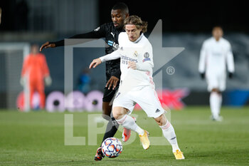 2020-12-09 - Luka Modric of Real Madrid and Marcus Thuram of Monchengladbach in action during the UEFA Champions League, Group B football match between Real Madrid and Borussia Monchengladbach on december 9, 2020 at Ciudad Deportiva Real Madrid in Valdebebas, Madrid, Spain - Photo Oscar J Barroso / Spain DPPI / DPPI - REAL MADRID VS BORUSSIA MONCHENGLADBACH - UEFA CHAMPIONS LEAGUE - SOCCER