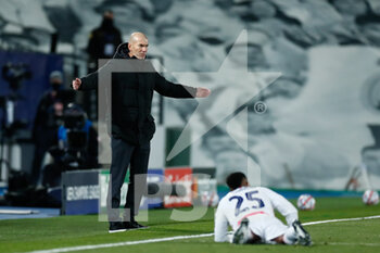 2020-12-09 - Zinedine Zidane, head coach of Real Madrid during the UEFA Champions League, Group B football match between Real Madrid and Borussia Monchengladbach on december 9, 2020 at Ciudad Deportiva Real Madrid in Valdebebas, Madrid, Spain - Photo Oscar J Barroso / Spain DPPI / DPPI - REAL MADRID VS BORUSSIA MONCHENGLADBACH - UEFA CHAMPIONS LEAGUE - SOCCER