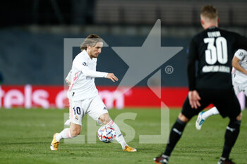 2020-12-09 - Luka Modric of Real Madrid in action during the UEFA Champions League, Group B football match between Real Madrid and Borussia Monchengladbach on december 9, 2020 at Ciudad Deportiva Real Madrid in Valdebebas, Madrid, Spain - Photo Oscar J Barroso / Spain DPPI / DPPI - REAL MADRID VS BORUSSIA MONCHENGLADBACH - UEFA CHAMPIONS LEAGUE - SOCCER