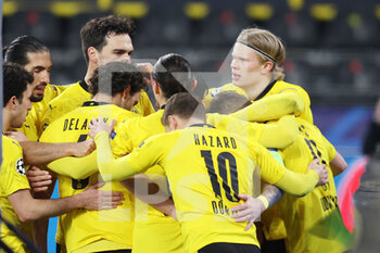 2021-03-09 - Erling Haaland of Borussia Dortmund celebrates after the 1-0 goal with teammates during the UEFA Champions League, round of 16, 2nd leg football match between Borussia Dortmund and FC Sevilla on March 9, 2021 at Signal Iduna Park in Dortmund, Germany - Photo Jurgen Fromme / firo sportphoto / DPPI - BORUSSIA DORTMUND AND FC SEVILLA - UEFA CHAMPIONS LEAGUE - SOCCER