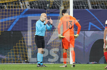 2021-03-09 - Referee's Cueneyt Cak?r gives instructions to goalkeeper Yassine Bounou "Bono" of FC Sevilla during the UEFA Champions League, round of 16, 2nd leg football match between Borussia Dortmund and FC Sevilla on March 9, 2021 at Signal Iduna Park in Dortmund, Germany - Photo Jurgen Fromme / firo sportphoto / DPPI - BORUSSIA DORTMUND AND FC SEVILLA - UEFA CHAMPIONS LEAGUE - SOCCER