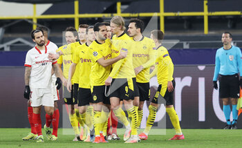 2021-03-09 - Erling Haaland of Borussia Dortmund celebrates after the 2-0 goal with teammates during the UEFA Champions League, round of 16, 2nd leg football match between Borussia Dortmund and FC Sevilla on March 9, 2021 at Signal Iduna Park in Dortmund, Germany - Photo Jurgen Fromme / firo sportphoto / DPPI - BORUSSIA DORTMUND AND FC SEVILLA - UEFA CHAMPIONS LEAGUE - SOCCER