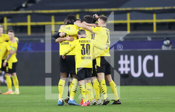 2021-03-09 - Borussia Dortmund players celebrate at the end of the UEFA Champions League, round of 16, 2nd leg football match between Borussia Dortmund and FC Sevilla on March 9, 2021 at Signal Iduna Park in Dortmund, Germany - Photo Jurgen Fromme / firo sportphoto / DPPI - BORUSSIA DORTMUND AND FC SEVILLA - UEFA CHAMPIONS LEAGUE - SOCCER