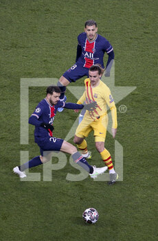 2021-03-10 - Antoine Griezmann of Barcelona surrounded by Alessandro Florenzi and Leandro Paredes of PSG during the UEFA Champions League, round of 16, 2nd leg football match between Paris Saint-Germain (PSG) and FC Barcelona (Barca) on March 10, 2021 at Parc des Princes stadium in Paris, France - Photo Jean Catuffe / DPPI - PARIS SAINT-GERMAIN (PSG) AND FC BARCELONA (BARCA) - UEFA CHAMPIONS LEAGUE - SOCCER